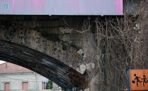 Luino, cadono calcinacci dal ponte in viale Dante. Intervengono i tecnici
