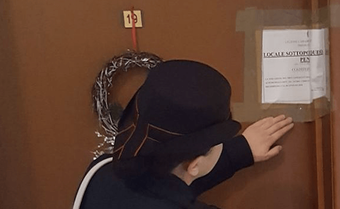 Brusimpiano, spara in aria con il fucile per entrare in casa di una donna. Arrestato 60enne