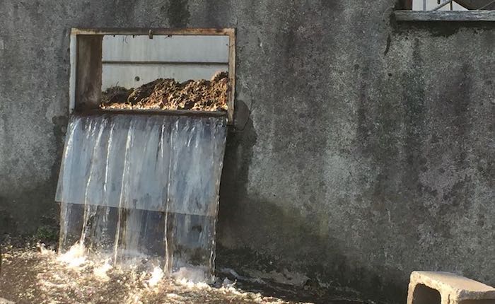 Si rompe tubo dell'acqua in via Turati, operai al lavoro all'Ospedale di Luino