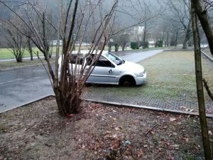 Luino, "Due auto abbandonate e vandalizzate nel parcheggio dell'area Camper"