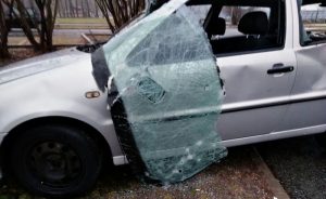 Luino, "Due auto abbandonate e vandalizzate nel parcheggio dell'area Camper"