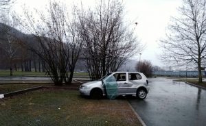Luino, "Due auto abbandonate e vandalizzate nel parcheggio dell'area Camper"