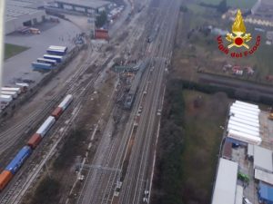 Deraglia un treno Trenord a Milano, due morti e dieci feriti gravi