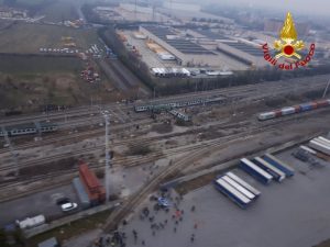 Deraglia un treno Trenord a Milano, due morti e dieci feriti gravi