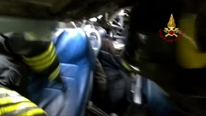 Deraglia un treno Trenord a Milano, due morti e dieci feriti gravi