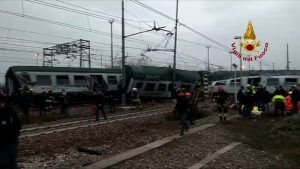 Deraglia un treno Trenord a Milano, due morti e dieci feriti gravi