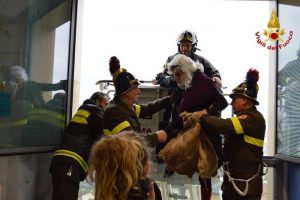 La Befana dei vigili del fuoco porta le calze ai bambini dell'Ospedale del Ponte