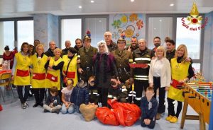 La Befana dei vigili del fuoco porta le calze ai bambini dell'Ospedale del Ponte