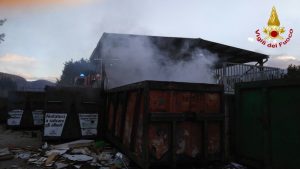 Lavena Ponte Tresa, in fiamme container nella piattaforma ecologica