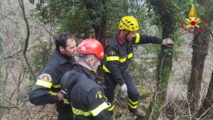 Si perdono nel bosco e rimangono bloccati in un crepaccio, salvata coppia di escursionisti