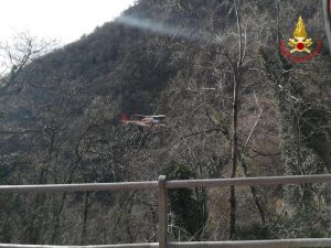 Si perdono nel bosco e rimangono bloccati in un crepaccio, salvata coppia di escursionisti