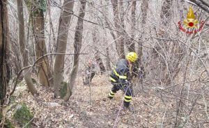 Si perdono nel bosco e rimangono bloccati in un crepaccio, salvata coppia di escursionisti