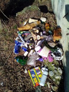 Luino, ciclabile e riva del Margorabbia pulite grazie ad "SOS Territorio", bambini e genitori