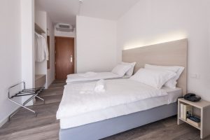 Si riaprono le porte dell'Hotel Internazionale. Petrucci: "L'amore per il lago mi ha riportato a Luino"
