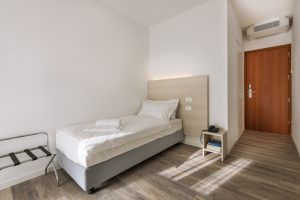 Si riaprono le porte dell'Hotel Internazionale. Petrucci: "L'amore per il lago mi ha riportato a Luino"