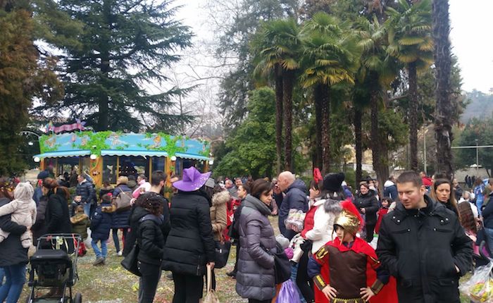 Luino, le strade e il Parco Ferrini si colorano di Carnevale e bambini. Ecco le foto