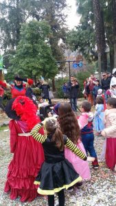 Luino, le strade e il Parco Ferrini si colorano di Carnevale e bambini. Ecco le foto