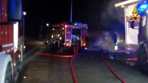 In fiamme un'attività industriale, ingente intervento dei vigili del fuoco
