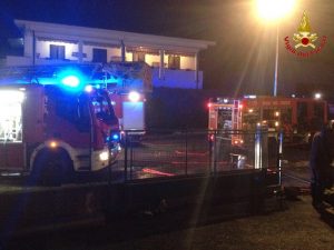 In fiamme un'attività industriale, ingente intervento dei vigili del fuoco