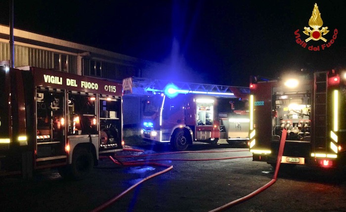 In fiamme un'attività industriale, ingente intervento dei vigili del fuoco