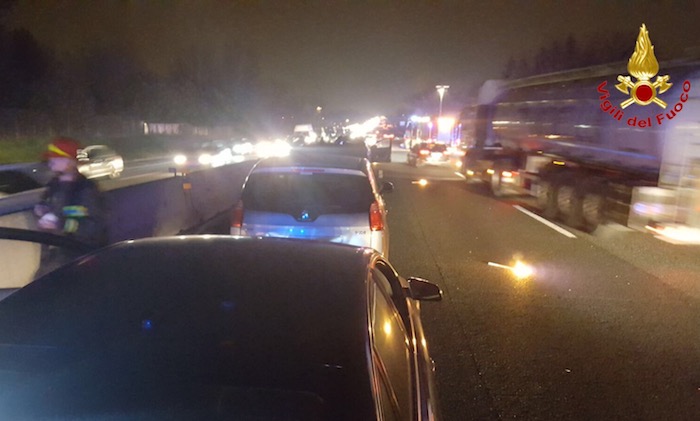 Incidente in autostrada, forti disagi alla circolazione. Cinque auto coinvolte, diversi feriti Incidente in autostrada, forti disagi alla circolazione. Cinque auto coinvolte, diversi feriti