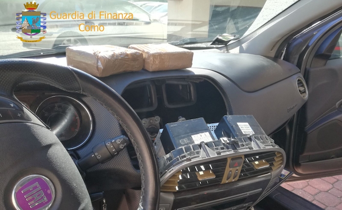 Traffico di stupefacenti, nascondeva un chilo di cocaina nel vano autoradio. Un arresto