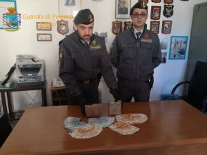 Traffico di stupefacenti, nascondeva un chilo di cocaina nel vano autoradio. Un arresto
