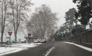 Risveglio sotto la neve, l'Alto Varesotto ancora imbiancato. Temperature gelide