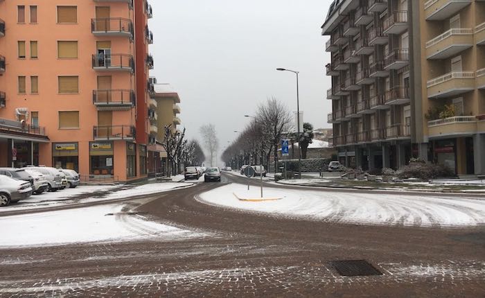 Risveglio sotto la neve, l'Alto Varesotto ancora imbiancato. Temperature gelide