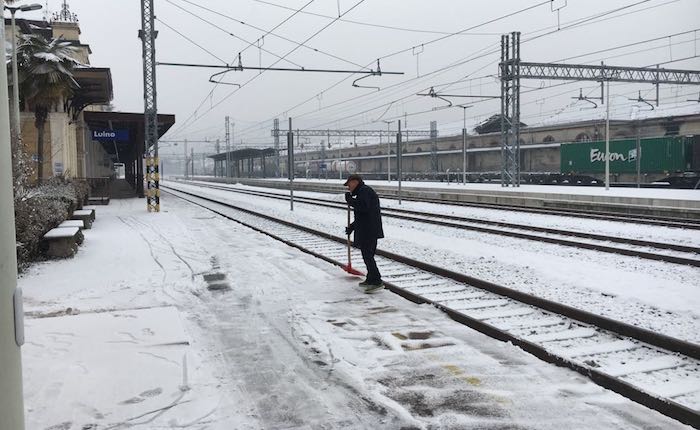 Risveglio sotto la neve, l'Alto Varesotto ancora imbiancato. Temperature gelide