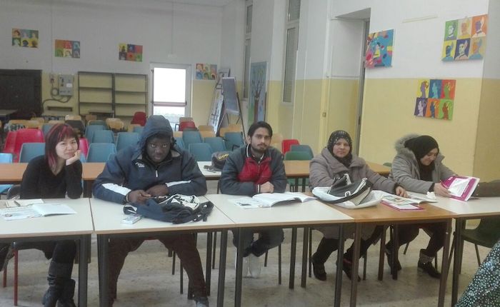 Tutto il mondo in un'aula: a Luino richiedenti asilo e stranieri insieme verso l'integrazione