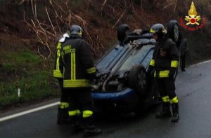Si ribalta in auto, coinvolta una 24enne