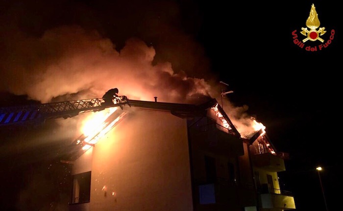 In fiamme il tetto di un palazzo e un appartamento, ingente l'intervento dei vigili del fuoco