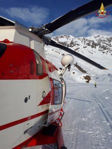 Lago ghiacciato cede sotto i piedi, salvata una coppia e il loro cane