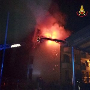 In fiamme il tetto di un palazzo e un appartamento, ingente l'intervento dei vigili del fuoco