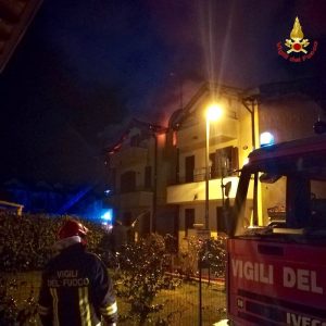 In fiamme il tetto di un palazzo e un appartamento, ingente l'intervento dei vigili del fuoco