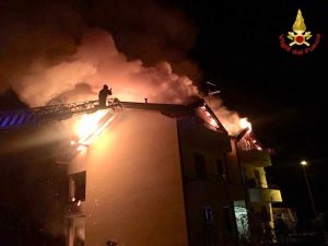 In fiamme il tetto di un palazzo e un appartamento, ingente l'intervento dei vigili del fuoco