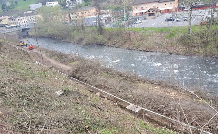 Cremenaga, ripulito l'argine del Tresa grazie ai volontari della Protezione Civile