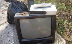 Rifiuti abbandonati a Rancio Valcuvia, anche una televisione ed un decoder