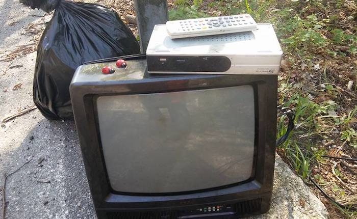 Rifiuti abbandonati a Rancio Valcuvia, anche una televisione ed un decoder
