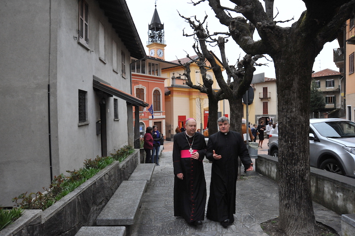 Il vescovo Cantoni accolto a braccia aperta dalla comunità di Bedero e Masciago