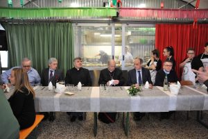 Il vescovo Cantoni accolto a braccia aperta dalla comunità di Bedero e Masciago