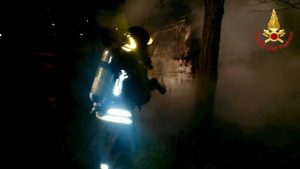 In fiamme un furgone, intervengono i vigili del fuoco