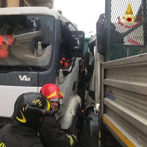 Frontale tra due camion. A rimanere coinvolto un 53enne