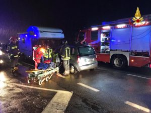 Frontale a Cunardo tra auto e camper: diverse persone coinvolte, anche un bambino