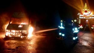 In fiamme un furgone, intervengono i vigili del fuoco