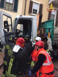 Frontale tra due camion. A rimanere coinvolto un 53enne