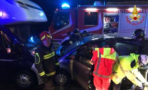 Frontale a Cunardo tra auto e camper: diverse persone coinvolte, anche un bambino