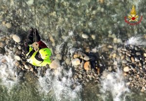 Ha un malore mentre nuota nel Ticino, salvato dai vigili del fuoco