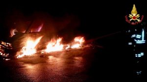 In fiamme un furgone, intervengono i vigili del fuoco